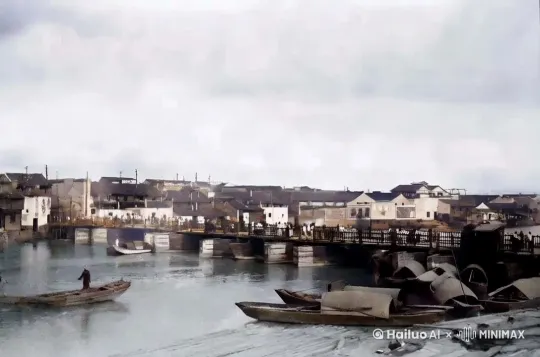 彩色风景写真，民国时期宁波浮桥，桥上人来车往，江面波动，电影布光，拉镜头 by Hailuo AI Video Generator