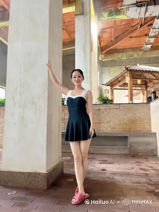 我刚起床，看窗外满院的鲜花盛开，阳光明媚，树叶绿悠悠，小猫在花丛中嬉戏脚下绿草环绕 by Hailuo AI Video Generator