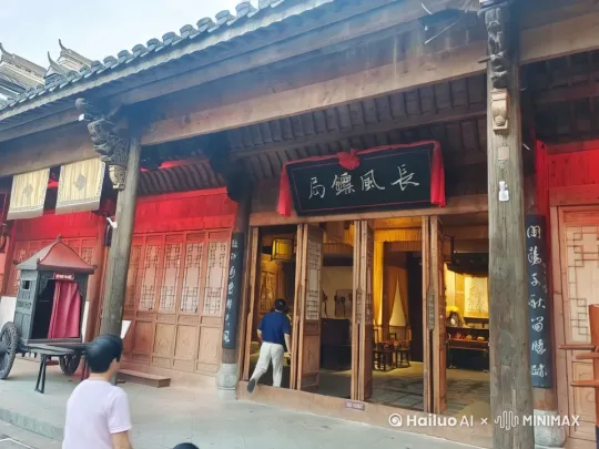 好的，以下是一段自然真实的情侣争执对白，包含情绪转折和现实矛盾：

【深夜11点 客厅】

林夏（扯下围裙摔在沙发上）  
"陈默，你手机里那个叫'小鹿'的是谁？她半夜两点给你发晚安是几个意思？"

陈默（从笔记本电脑前抬头）  
"那是公司新来的实习生，上周团建不是跟你说过吗？项目要上线大家..."

林夏（抓起茶几上的咖啡杯）  
"所以实习生需要每天分享早餐照片？需要夸你穿灰衬衫好看？需要问你用哪款须后水？"

陈默（烦躁地扯松领带）  
"你能不能别翻我手机？上次你说想看我就给了密码，现在拿这个当查岗工具？"

林夏（眼眶发红）  
"三个月前我发烧到39度，你说要陪甲方通宵改方案。上周六是我们恋爱两周年，你在会议室待到凌晨。现在这个实习生..."

陈默（突然砸了下键盘）  
"你以为我想天天加班？组长位置五个候选人盯着！你知不知道房租要涨30%？"

林夏（声音发抖）  
"所以只要升职加薪，陪她深夜连麦改PPT也没关系？就像当年你对前台那个..."

陈默（猛地站起来）  
"说了多少次那是我表妹！你每次吵架都要翻旧账！"

林夏（抓起外套往门口走）  
"今晚我去小楠家，你继续和你的'事业伙伴'奋斗吧。"

陈默（抓住她手腕又松开）  
"每次都用离家出走解决问题？行，你走，走了就别..."

门被重重摔上，陈默盯着屏幕上未发送的升职申请书，光标在"为未来奋斗"的段落不停闪烁。

（包含职场压力、信任危机、沟通错位等多层矛盾，留有双方立场的复杂性） by Hailuo AI Video Generator