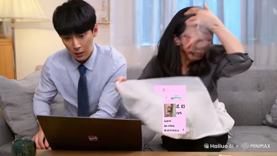 好的，以下是一段自然真实的情侣争执对白，包含情绪转折和现实矛盾：

【深夜11点 客厅】

林夏（扯下围裙摔在沙发上）  
"陈默，你手机里那个叫'小鹿'的是谁？她半夜两点给你发晚安是几个意思？"

陈默（从笔记本电脑前抬头）  
"那是公司新来的实习生，上周团建不是跟你说过吗？项目要上线大家..."

林夏（抓起茶几上的咖啡杯）  
"所以实习生需要每天分享早餐照片？需要夸你穿灰衬衫好看？需要问你用哪款须后水？"

陈默（烦躁地扯松领带）  
"你能不能别翻我手机？上次你说想看我就给了密码，现在拿这个当查岗工具？"

林夏（眼眶发红）  
"三个月前我发烧到39度，你说要陪甲方通宵改方案。上周六是我们恋爱两周年，你在会议室待到凌晨。现在这个实习生..."

陈默（突然砸了下键盘）  
"你以为我想天天加班？组长位置五个候选人盯着！你知不知道房租要涨30%？"

林夏（声音发抖）  
"所以只要升职加薪，陪她深夜连麦改PPT也没关系？就像当年你对前台那个..."

陈默（猛地站起来）  
"说了多少次那是我表妹！你每次吵架都要翻旧账！"

林夏（抓起外套往门口走）  
"今晚我去小楠家，你继续和你的'事业伙伴'奋斗吧。"

陈默（抓住她手腕又松开）  
"每次都用离家出走解决问题？行，你走，走了就别..."

门被重重摔上，陈默盯着屏幕上未发送的升职申请书，光标在"为未来奋斗"的段落不停闪烁。

（包含职场压力、信任危机、沟通错位等多层矛盾，留有双方立场的复杂性） by Hailuo AI Video Generator