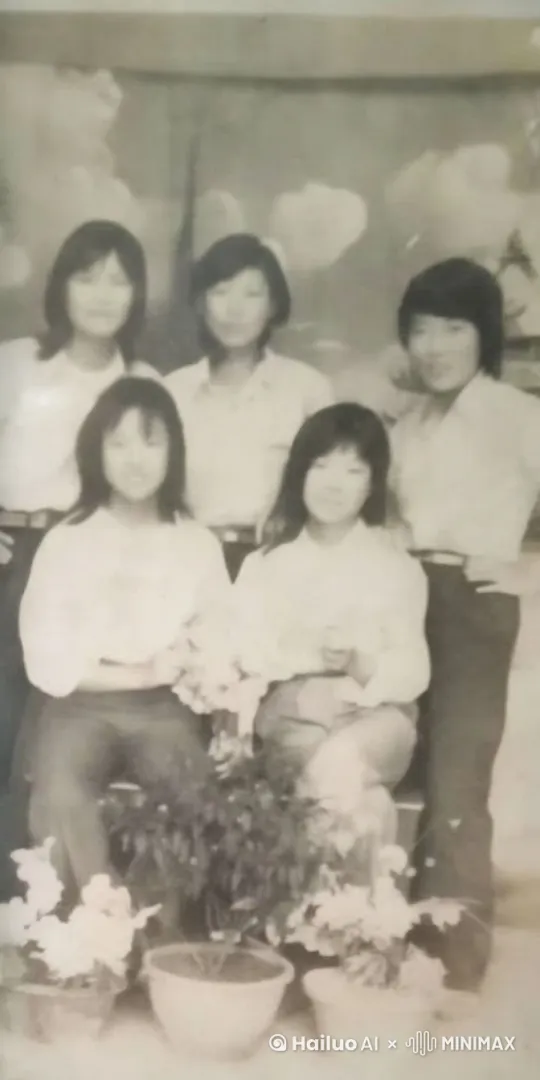 上图是五名女同学的拍照合影，请生成一段女同学初中宿舍生活的视频 by Hailuo AI Video Generator