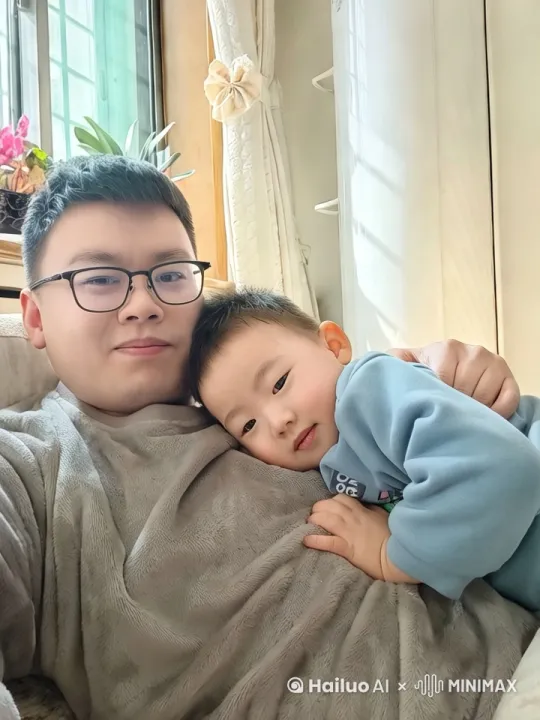 这是爸爸和儿子，他们飞起来了，飞到了太空，飞到了月球上。在月球上跳高高 by Hailuo AI Video Generator