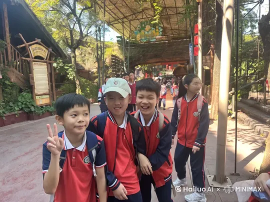 后面的女生冲上来打跑前面的男生 by Hailuo AI Video Generator
