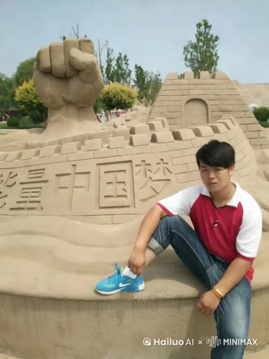我坐在沙堆上晒太阳，突然背后出现了一只哥斯拉，吓得我撒腿就跑。 by Hailuo AI Video Generator