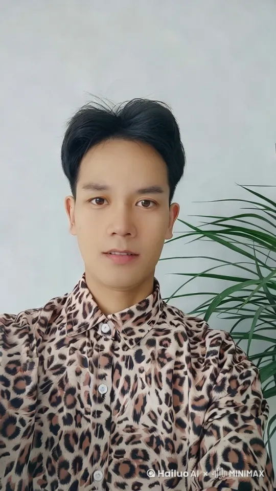 镜头缓慢前推，男孩缓慢的转头，眨眨眼。画面主体动态呈现，动作自然流畅，融合，过程丝滑而匀速，符合逻辑，极致细节，镜头跟拍，超真实动态捕捉，不模糊，高质量，没有瑕疵。最后唱了一首大海歌曲高 by Hailuo AI Video Generator