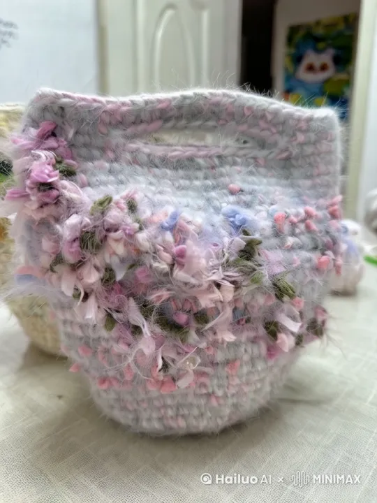 镜头缓慢前推，可爱女孩手里提着包包，画面主体动态呈现，动作自然流畅，融合，过程丝滑而匀速，符合逻辑，极致细节，镜头跟拍，超真实动态捕捉，不模糊，高质量，没有瑕疵。 by Hailuo AI Video Generator