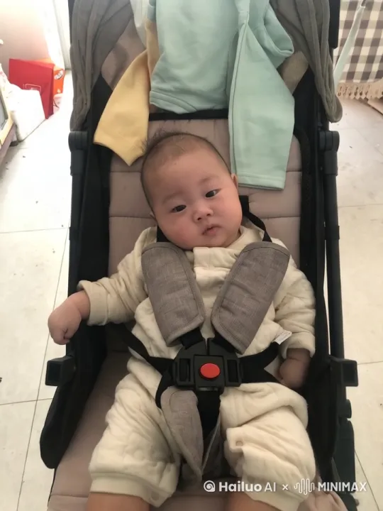 场景设定在一个开阔的公园里，阳光明媚，微风轻拂。哪吒和婴儿坐在柔软的草地上，哪吒手里拿着一个五彩斑斓的风筝，风筝上有龙的图案，非常精美。

哪吒微笑着对婴儿说：“我们来放风筝吧！”他先示范如何把风筝举高，然后轻轻一抛，风筝借着风力飞上了天空。风筝在空中翩翩起舞，尾巴随风飘动，色彩鲜艳，非常引人注目。

婴儿目不转睛地盯着空中的风筝，眼中充满了好奇和兴奋。看到风筝飞得越来越高，婴儿忍不住拍手欢呼，脸上露出了灿烂的笑容。

哪吒看到婴儿这么开心，也笑了起来。他轻轻握住婴儿的小手，教他如何控制风筝的方向。婴儿学着哪吒的样子，小心翼翼地拉着风筝线，风筝在空中划出优美的弧线。

两人一起享受着放风筝的乐趣，笑声在空中回荡。风筝在空中飞舞，仿佛也在和他们一起欢笑。婴儿时不时抬头看着风筝，眼中充满了惊喜和快乐。 by Hailuo AI Video Generator