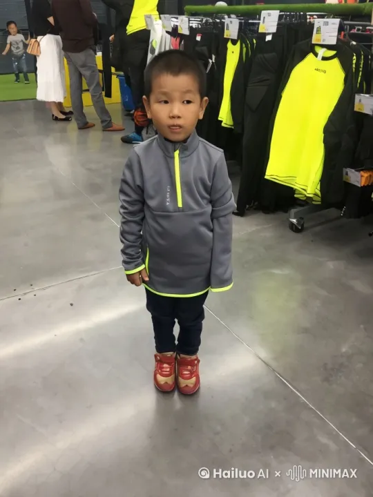 小孩子骑着大白鹅，遨游在天空，洁白的云朵像棉花糖从身边略过，小孩非常开心[左移,右摇,跟随] by Hailuo AI Video Generator