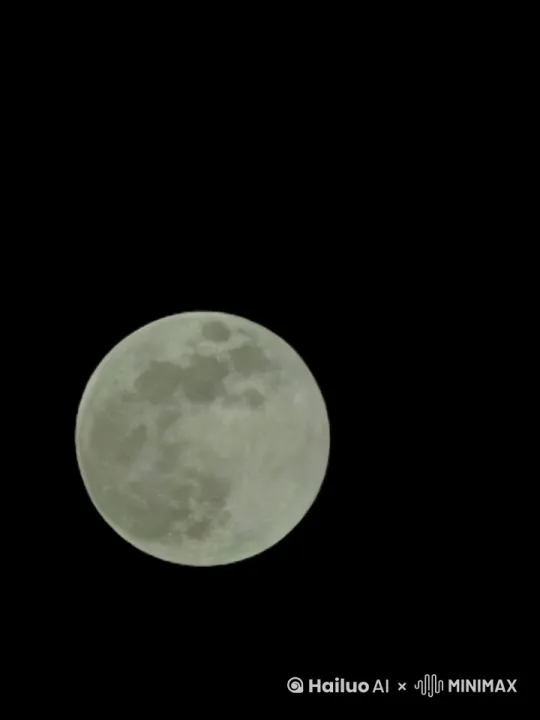 月球上出现两个飞碟，慢慢变大，飞向太空。充满科技感 by Hailuo AI Video Generator