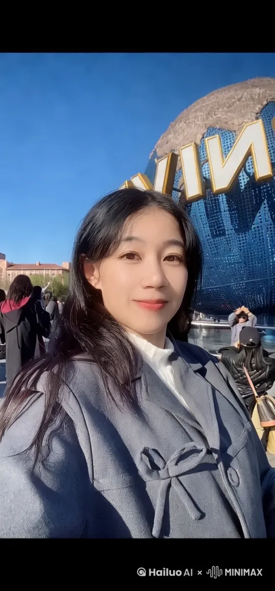 年轻女孩，黑发披肩，面带微笑，在走动，背景是蓝天，雪山和热气球，生成视频 by Hailuo AI Video Generator