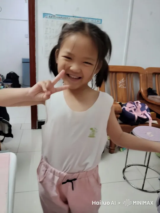 小女孩小女孩儿手里拿着雪，并大声背诵着咏梅，墙角数枝梅，凌寒独自开，遥知不是雪，为有暗香来。 by Hailuo AI Video Generator