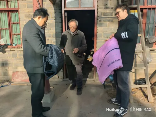 生成一个三三个人面带微笑准备拥抱的视频。 by Hailuo AI Video Generator