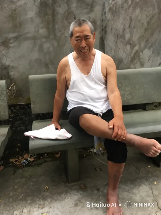 让照片中的老人把脚放下来并站起来打招呼 by Hailuo AI Video Generator