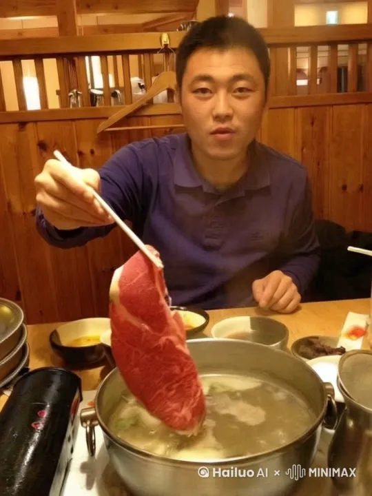 拿起肉片放入锅里涮两下，然后，再次拿起肉片观赏，表示不错不错 by Hailuo AI Video Generator