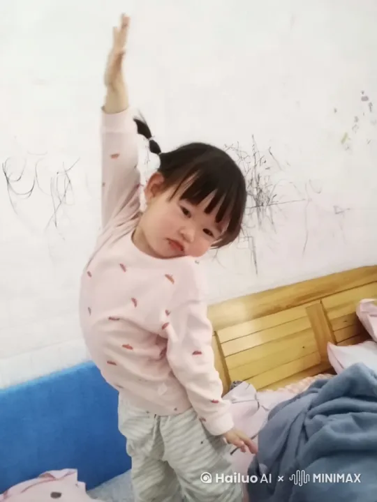 宝宝宝宝在开心的跳着舞蹈开心的扭着屁股。 by Hailuo AI Video Generator