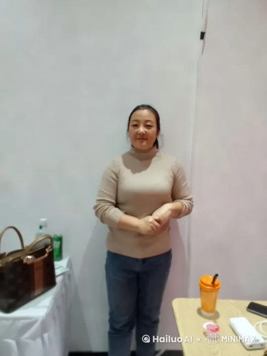 1图中女士在跳青海舞㇏ by Hailuo AI Video Generator