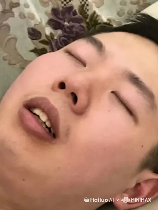 慢慢的睁开眼，然后笑着使劲吃馒头，一口一个 by Hailuo AI Video Generator