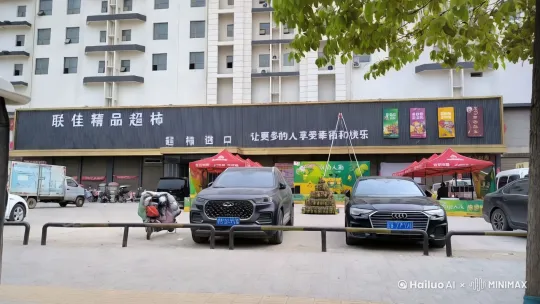 一让这辆车变成变形金刚，然后一辆卡车撞上他也变成了变形金刚[右摇,变焦推进] by Hailuo AI Video Generator