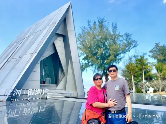 两个人史诗般的暴力打斗场面，镜头限随图片中的人拳打脚踢飞腿，快速暴力动作片，生死战，电影级，3d版围绕两个人拳打脚踢动作非常快速，打出幻影，打出烟雾 by Hailuo AI Video Generator