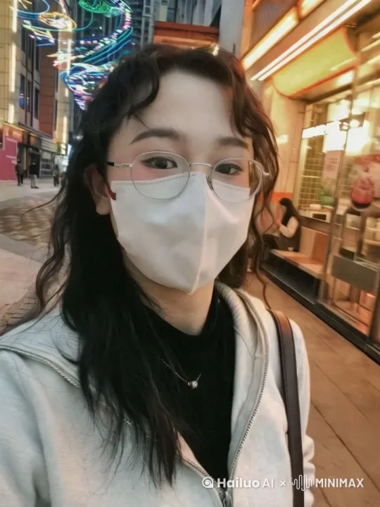 口罩摘下来漏出龅牙 by Hailuo AI Video Generator