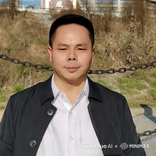 近景，五官清晰，眼神自信。正面在河边走着 by Hailuo AI Video Generator