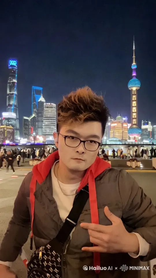 [4K HDR][电影感暗调][超现实主义]  
主体：以上图片男性人物不变，变装之后痞帅西装，手持1.5米发光锤。
场景：  
1. 赛博朋克都市街道，两侧玻璃幕墙写字楼投射赛博朋克风格。
2.锤子捶向地面， 地面碎裂的裂缝，裂缝向外炸裂特效需求：  
- 服装切换时自然过渡
- 锤子锤地面时触发金色能量波纹+飞石+动漫效果 
镜头语言：  
- 文字出现时镜头剧烈震动+单帧全屏闪光  
色彩方案：  
主色调：#2A2D3A（深空灰）  
高光色：#FFD700（数据金）+ #DC143C（警示红） by Hailuo AI Video Generator
