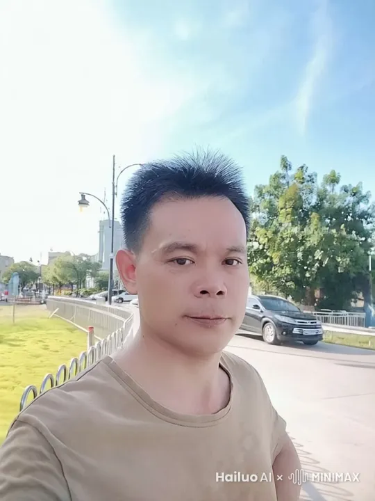 男女深情相拥，凝望，接吻，人物背后蹦出一只《冰雪奇缘》中的雪宝，雪宝快乐地唱歌跳舞。天空中开始持续下雪。 by Hailuo AI Video Generator