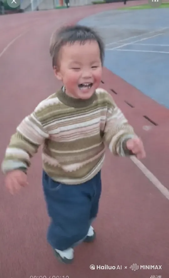 将图片中的小朋友离开地面，向天空飞去，最后飞向月球上，实现飞向月球的梦想 by Hailuo AI Video Generator