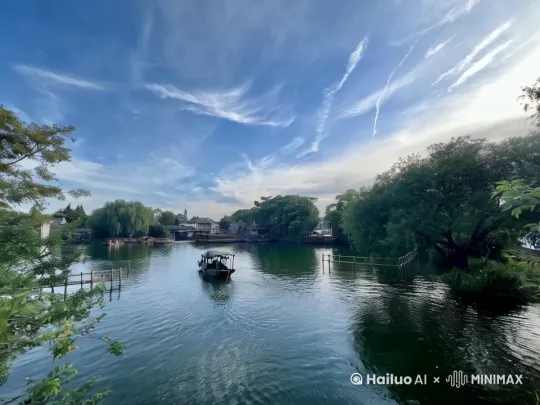 乌篷船由远到近驶向我，天空云彩变化，湖面水波荡漾，风吹来，两岸绿叶左右晃动 by Hailuo AI Video Generator