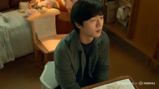 小说标题：时光拯救者
第一章：命运的馈赠

我叫林凡，一个普通的大学生，过着平凡的生活。然而，命运的齿轮在我22岁生日那天悄然转动。那天，我收到了一份神秘的礼物——一只看似普通的手表。

“祝你生日快乐，林凡！”好友李明递给我一个包装精美的盒子。

我打开盒子，里面静静地躺着一只手表。它的表盘上刻着复杂的纹路，指针在阳光下闪烁着奇异的光芒。我好奇地戴在手上，突然感到一阵晕眩。

“这是什么手表？”我喃喃自语。

就在这时，手表发出微弱的光芒，一个低沉的声音在我耳边响起：“欢迎来到时光的守护者，林凡。你将肩负起改变命运的重任。”

我愣住了，四处张望，却没有任何人。声音继续说道：“这只手表拥有穿越时空的能力。你可以选择回到过去，改变那些不该发生的悲剧。”[拉远,上升,晃动] by Hailuo AI Video Generator
