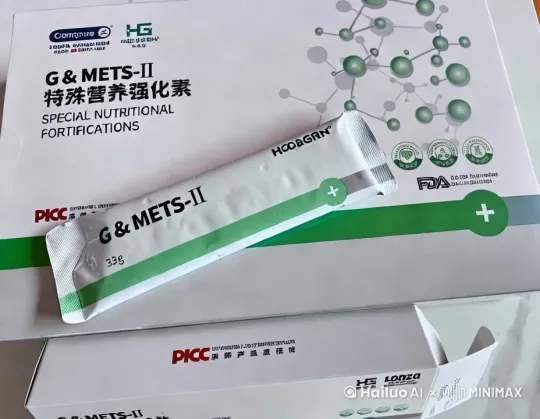 中青年人，喝特殊营养强化素，行走在大街黄昏，长发长群飘逸轻盈[左摇][右移,跟随] by Hailuo AI Video Generator