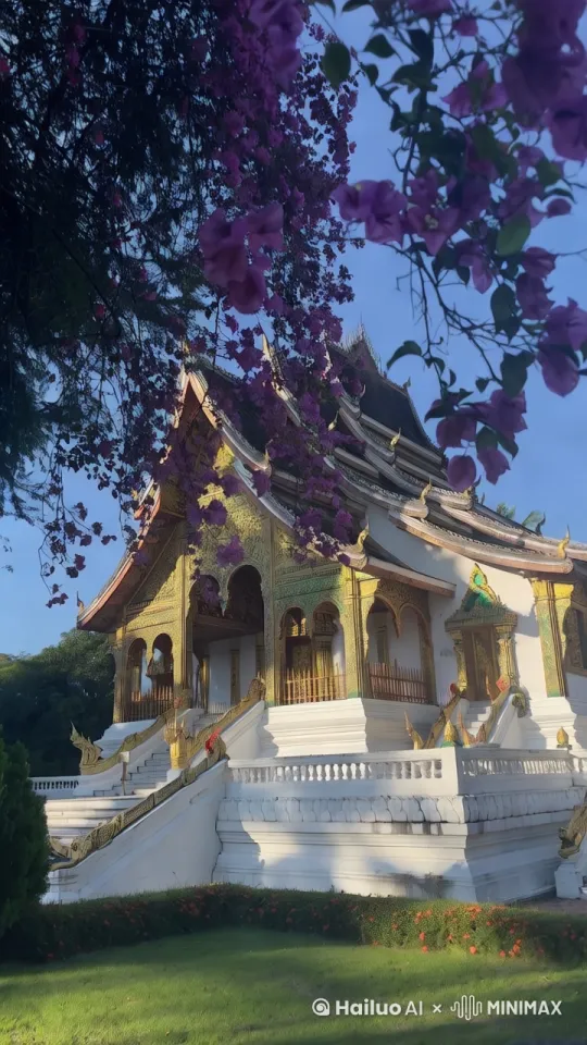 有个一公主在这个宫殿里，她穿着洁白的衣服，从里面走出，和我微笑点头 by Hailuo AI Video Generator