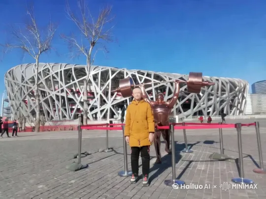 图片中的人物和后面的雕像有互动的动作
[推进,变焦推进] by Hailuo AI Video Generator