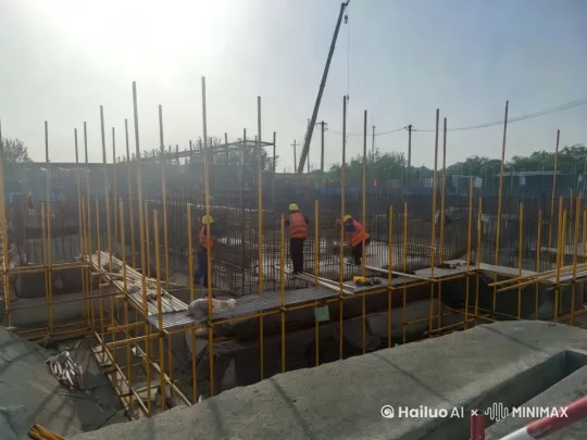 施工人员未佩戴安全带，其中一人，脚下一滑，失足坠落。 by Hailuo AI Video Generator