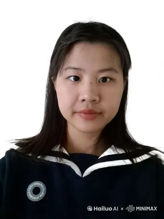场景：**大学食堂，中午，人声鼎沸。

**镜头1 (2秒): 中景**

* 画面： 女大学生A端着餐盘，在拥挤的食堂中寻找座位。
* 声音： 嘈杂的人声，餐具碰撞声。

**镜头2 (1秒): 特写**

* 画面： A的餐盘特写，里面有米饭、青菜和鸡腿。


**镜头3 (2秒): 近景画面： A找到座位坐下，开始吃饭。
* 声音： 咀嚼声，周围人聊天的声音。 by Hailuo AI Video Generator