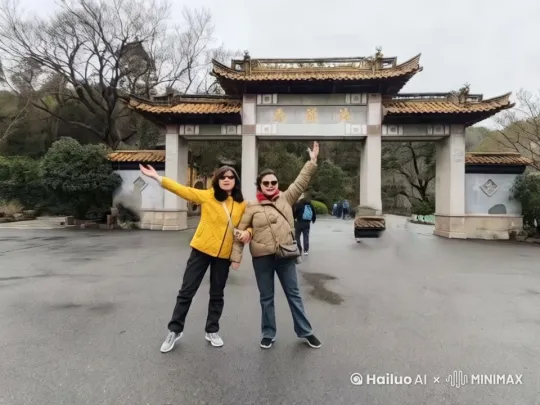 让两个女生飞起来[推进,上升] by Hailuo AI Video Generator