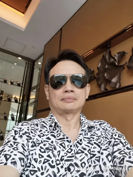 画面中弥漫进白色的烟雾，烟雾遮挡住整个画面。当烟雾散去后，画面中的主角戴上了一顶黑色尖角的魔法帽子。 by Hailuo AI Video Generator