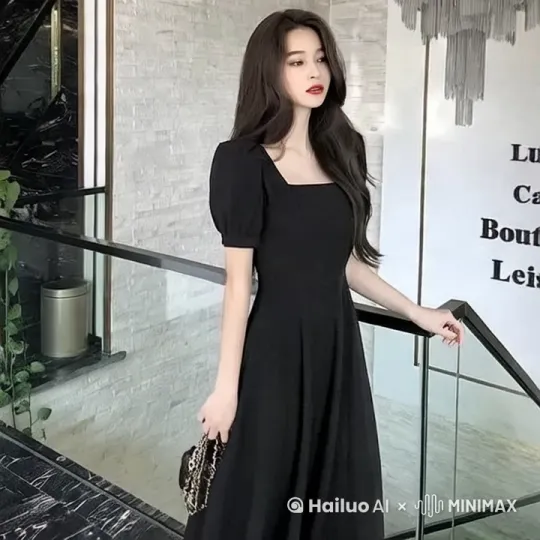 连体裙，永不过时的经典。它简约大方，适合各种场合，轻松穿出优雅气质。无论是正式还是休闲，都能完美驾驭。搭配不同鞋子和配饰，更能打造多样风格。一件黑色连体裙，让你时刻自信迷人。一件剪裁得连体裙，是每个女人衣橱里不可或缺的经典单品。它如同一位沉默的守护者，无需过多言语，便能衬托出穿着者的优雅与自信。*黑色，** 神秘而深邃，是永恒的时尚色。它不挑肤色，不挑年龄，更能完美融入各种场合。无论是正式的晚宴，还是轻松的约会，黑色连体裙都能让你轻松应对，成为人群中的焦点。 by Hailuo AI Video Generator