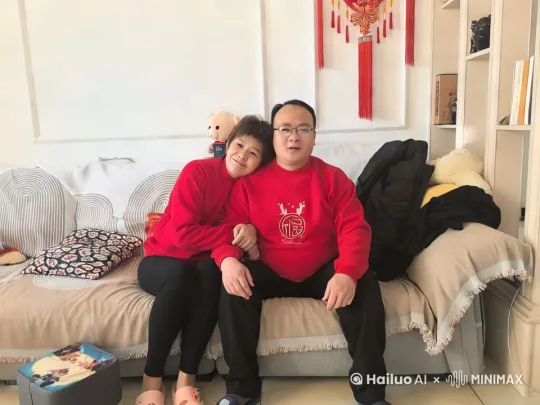 结婚纪念日，两口子开心的唱祝福歌，儿子也买来蛋糕祝贺🎉， by Hailuo AI Video Generator