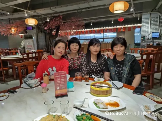 在柔和的音乐，温馨的环境下，姐妹们开心的聚餐 by Hailuo AI Video Generator