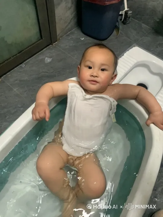 小孩子站起来跳舞。 by Hailuo AI Video Generator
