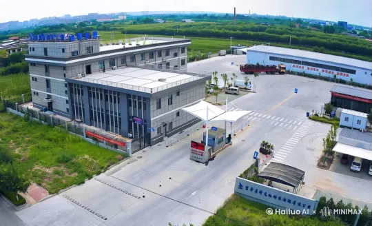 "超广角航拍镜头，现代汽车年检中心清晨外观，暖金色玻璃幕墙建筑，门口停放奔驰/宝马等高端车型，棕榈树环绕，电影级光影质感，16:9画幅 --ar 16:9 --style cinematic"  

关键帧控制：  
• 0-3秒：建筑由远及近推进  
• 4-5秒：镜头仰角展示LOGO标牌 by Hailuo AI Video Generator
