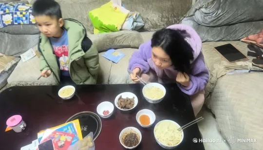 镜头移动动态跟随，左边小男孩把右边姐姐的头按在碗里，姐姐一记扫堂腿踢向小男孩，小男孩拔地而起，一个后空翻躲开了，小男孩一记金枪刺喉打向姐姐，姐姐头发一甩一记鞭腿踢出，小男孩拿筷子当暗器扔出，姐姐也把手中的筷子甩了出去，小男孩一招降龙十八掌打出，姐姐咏春拳接上，姐姐反手一记耳光打得小男孩哇哇大叫[下降,上摇] by Hailuo AI Video Generator