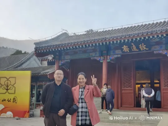 视频脚本：15秒恩爱情侣视频场景：海边日落第一部分：远景（3秒）• 画面：镜头从远处拍摄，捕捉两人手牵手漫步在海边的画面。夕阳的余晖洒在他们身上，海浪轻轻拍打着沙滩。• 拍摄建议：使用广角镜头，确保背景中的大海和天空占据画面的大部分，营造出浪漫的氛围。• 音乐/音效：轻柔的海浪声，营造宁静的氛围。第二部分：中景（5秒）• 画面：镜头逐渐拉近，聚焦在两人身上，他们停下脚步，面对面微笑，眼神中充满爱意。两人轻轻拥抱，背景中的夕阳和海浪依然清晰可见。• 拍摄建议：使用中焦镜头，确保两人的表情和互动清晰可见，同时保留部分背景元素。• 音乐/音效：加入轻柔的背景音乐，如钢琴曲，音量适中，与海浪声搭配。第三部分：特写（4秒）• 画面：镜头进一步拉近，特写两人相互凝视的眼睛，或者轻吻的瞬间。画面中只有两人的面部特写，背景完全虚化。• 拍摄建议：使用长焦镜头，确保背景虚化效果自然，突出两人之间的情感交流。• 音乐/音效：音乐达到高潮，营造浪漫的氛围。第四部分：结尾（3秒）• 画面：镜头缓慢拉远，回到两人手牵手漫步的画面，夕阳的余晖将他们的影子拉得很长。• 拍摄建议：使用广角镜头，营造出一种“回到起点”的感觉，让观众感受到两人感情的深度。• 音乐/音效：音乐逐渐减弱，最后以海浪声结束。拍摄设备建议：1. 相机：建议使用支持视频拍摄的相机或手机，确保画面清晰。2. 镜头：广角镜头（16-35mm）、中焦镜头（50mm）、长焦镜头（70-200mm）。3. 三脚架：确保画面稳定。4. 音频设备：如果需要，可以使用外接麦克风录制环境音。后期制作建议：1. 软件：使用视频剪辑软件（如Adobe Premiere Pro、Final Cut Pro或剪映）。2. 过渡效果：使用平滑的镜头过渡效果，如淡入淡出或缩放效果。3. 色彩校正：统一三段画面的色彩风格，增加暖色调，让画面更加温馨。4. 音乐选择：选择一首浪漫的背景音乐，如钢琴曲或轻音乐，音量适中，不要盖过环境音。 by Hailuo AI Video Generator