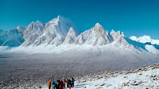 懂我朋友帮我拍一个，雪山风景，有人物 by Hailuo AI Video Generator