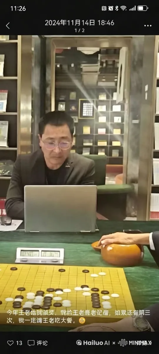 残阳如血，染红了小院的青砖灰瓦。微风拂过，几片落叶在院中打着旋儿，显得格外寂静。守卫站在院中，身着朴素的灰布衣衫，腰间系着一条粗布腰带，脚下一双布鞋，看起来与寻常百姓无异。然而，他的眼神却如鹰隼般锐利，身形挺拔如松，隐隐透出一股不凡的气势。

突然，院门被猛地撞开，几名黑衣人手持长刀，杀气腾腾地冲了进来。为首的黑衣人冷笑一声，挥刀直劈守卫的头顶。守卫身形一闪，如燕子般轻盈地跃起，脚尖在屋檐上一点，借力翻身，躲过了这致命一击。刀锋擦过他的衣角，带起一阵风声。

黑衣人见状，怒吼一声，举刀连续砍杀，刀光如雪，招招致命。守卫却如一片落叶，在刀光中飘忽不定，时而绕梁，时而贴地，身形快得几乎看不清。他的轻功高绝，每一次闪躲都惊险万分，却又恰到好处地避开了所有攻击。

就在黑衣人攻势稍缓的一瞬，守卫眼中寒光一闪，右手一抖，一柄软剑如灵蛇般从袖中滑出。剑身柔软如丝，却在阳光下泛着冷冽的光芒。他手腕一抖，软剑如游龙般刺出，直取黑衣人的咽喉。黑衣人还未来得及反应，便觉喉间一凉，鲜血喷涌而出，倒在了地上。

其余的黑衣人见状，心中大骇，纷纷后退。守卫却不再给他们机会，身形如鬼魅般闪动，软剑在空中划出一道道银光，每一剑都精准地刺中敌人的要害。转眼间，黑衣人纷纷倒地，院中只剩下守卫一人站立。

他收起软剑，目光冷峻地扫视了一圈，确认再无威胁后，才缓缓吐出一口气。残阳的余晖洒在他的身上，映出一道孤独而坚定的身影。 by Hailuo AI Video Generator