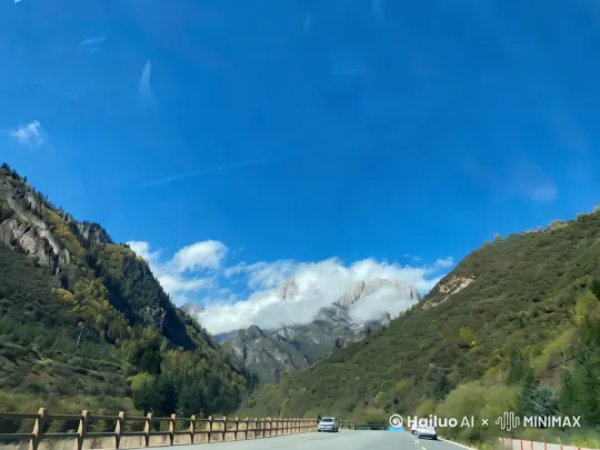 想象自己是一阵风——运镜轨迹要像自然界的运动逻辑：  
经过山脊时加速（横移）  
遇到峡谷时盘旋（环绕）  
看见日出时上升（升降）  
把地理特征转化为运镜的肌肉记忆。 by Hailuo AI Video Generator