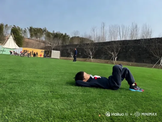 在阳光明媚的午后，我躺在草坪上，风儿轻轻的吹过我的脸颊，鸟儿在空中欢快的跳舞。春日的阳光给人以温暖和舒适的感觉，它让大地充满了活力和生机。 by Hailuo AI Video Generator