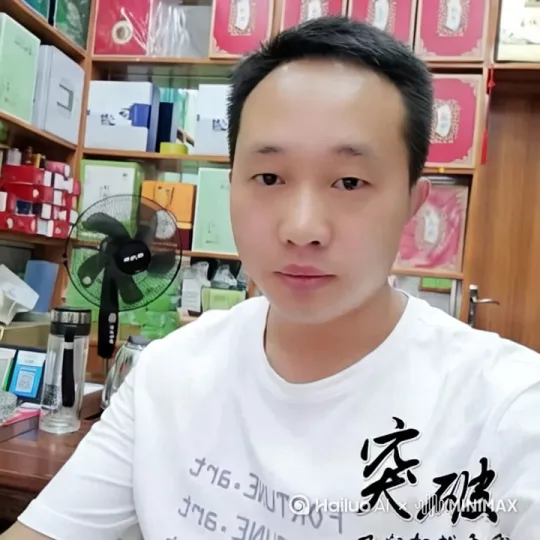 叫人物吃一个汉堡 by Hailuo AI Video Generator
