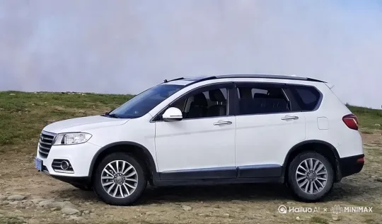 一辆车牌号为“湘ND690A”的哈弗红标运动版H6在沙漠中快速行驶 by Hailuo AI Video Generator